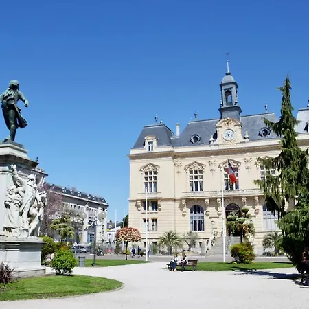 T2 Atypique Place De La Mairie *